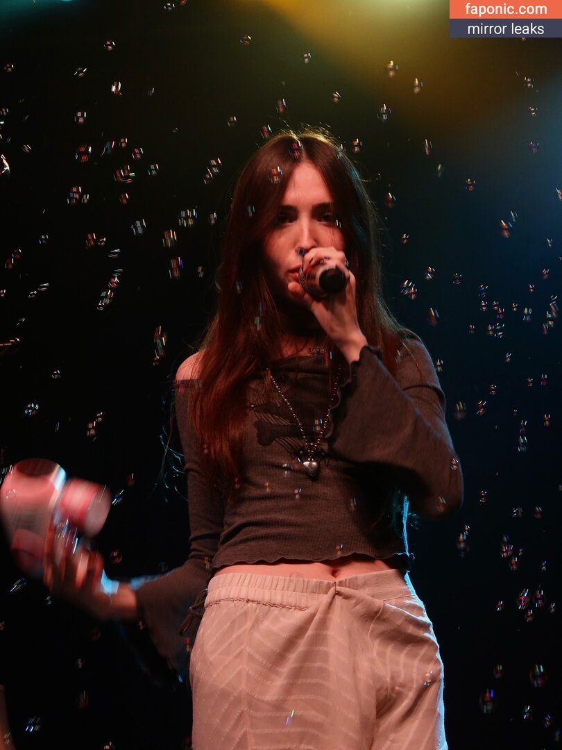 Gabriela Bee