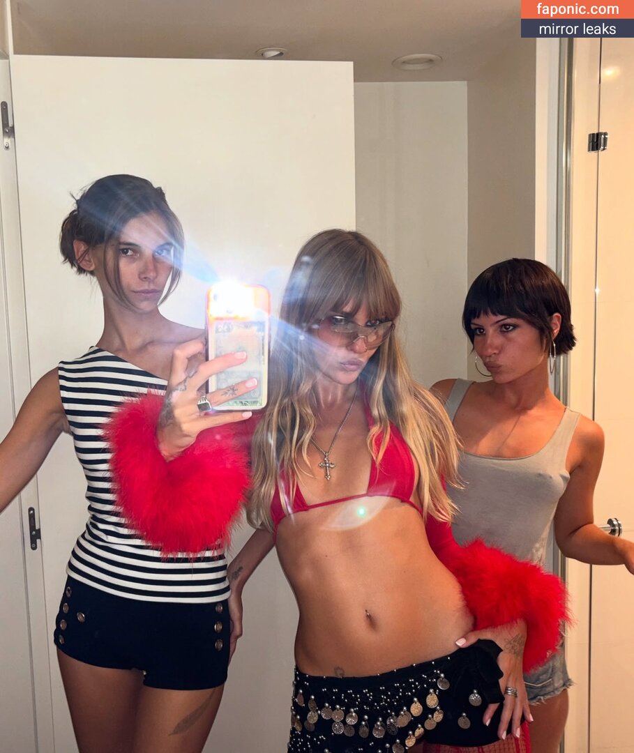 Victoria De Angelis sister