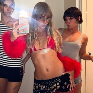 Victoria De Angelis sister